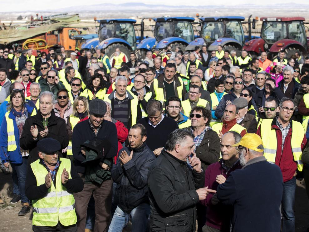 Vecinos y agricultores de la ribera, ayer en Quinto durante la lectura del manifiesto en el que exigieron la limpieza del cauce del Ebro