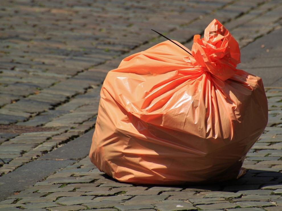 Un vídeo de tan solo seis segundos nos enseña cómo colocar correctamente la bolsa de basura.