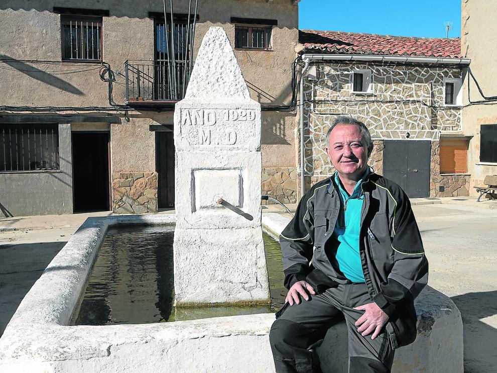 José Luis García, junto a la fuente de la plaza de Toril y Masegoso. Es el nuevo alguacil de esta localidad de la Sierra de Albarracín