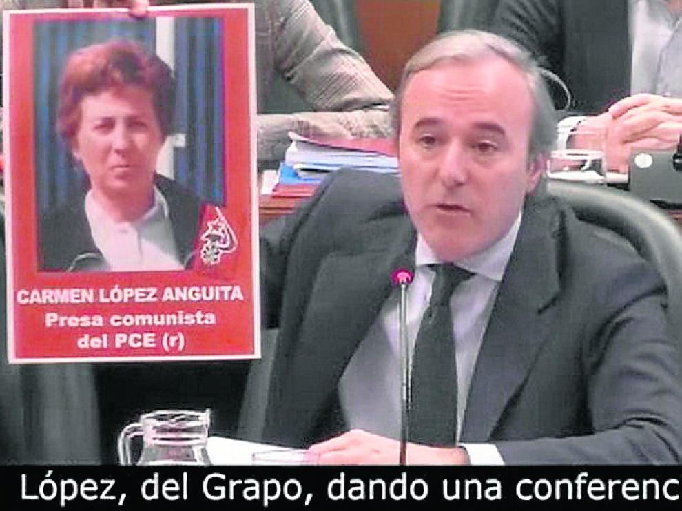 Azcón muestra una de las fotos en el pleno de este viernes