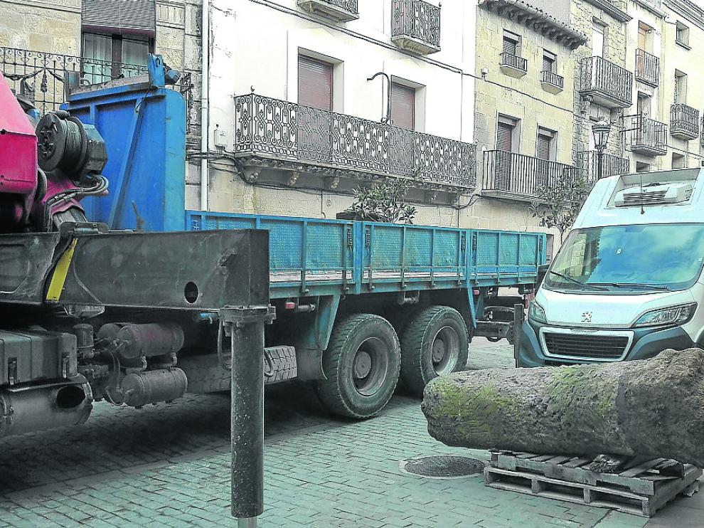 Una grúa tuvo que hacerse cargo de la pieza, de más de dos toneladas de peso