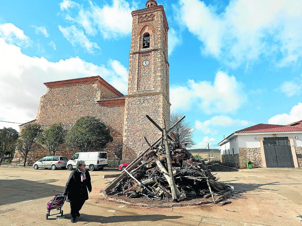 La plaza de Perales del Alfambra, uno de los pueblos que perderá concejales, dispuesta este viernes para San Blas.