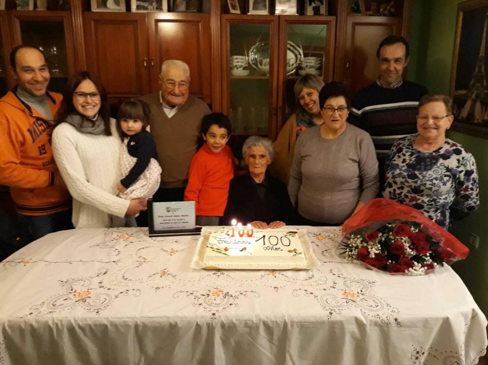 Araceli, rodeada de sus hijos, sus parejas, así como nietos y bisnietos.