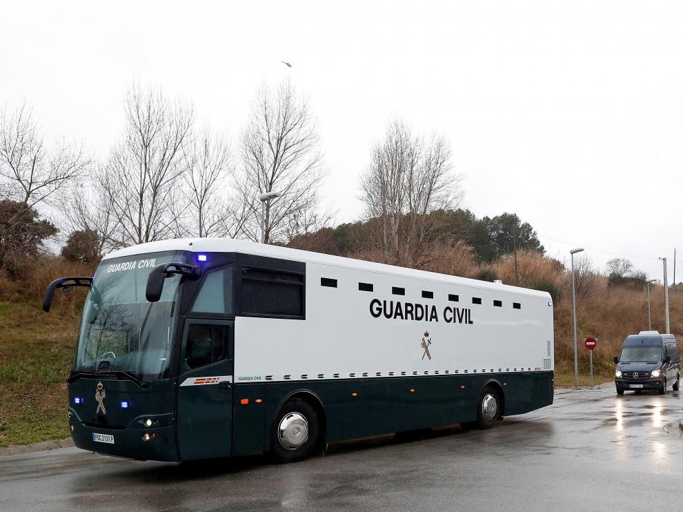 El autobús de la Guardia Civil con los nueve presos independentistas en su traslado a Madrid.
