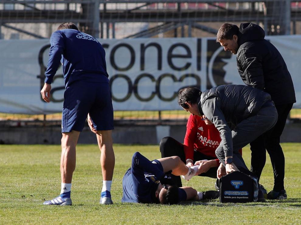 Papunashvili, en el suelo nada más sufrir la lesión en el entrenamiento de esta mañana en la Ciudad Deportiva.