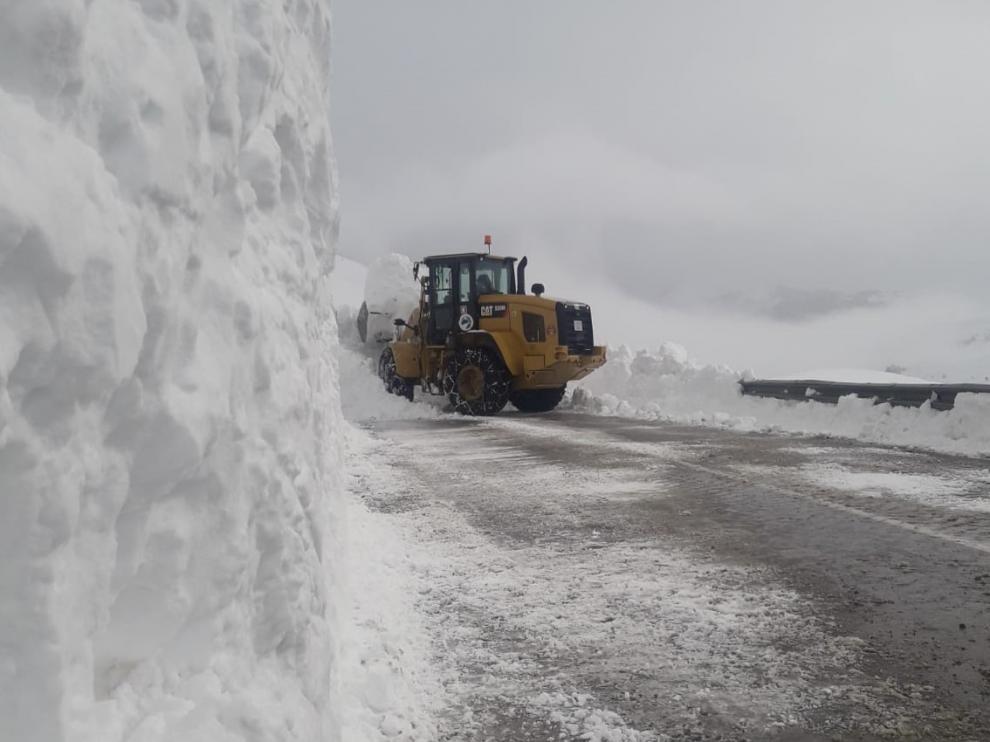 En Portalet, el fuerte viento de estos días ha formado acumulaciones de nieve de hasta 4 metros de altura