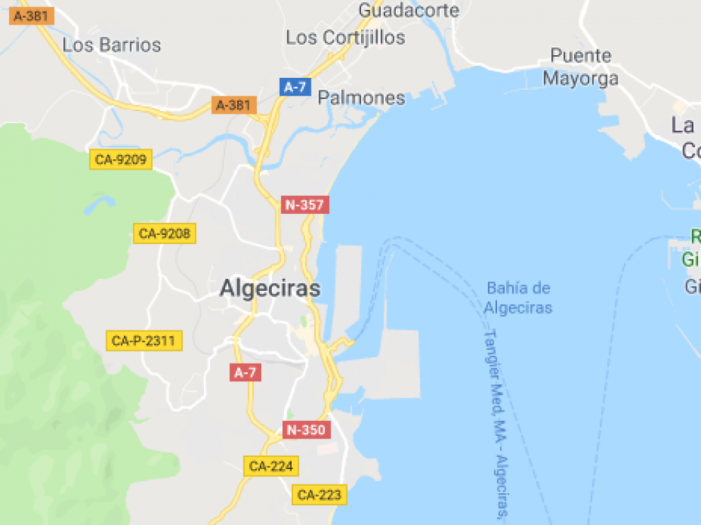 Los tripulantes fueron rescatados por Salvamento Marítimo en la Bahía de Algeciras (Cádiz).
