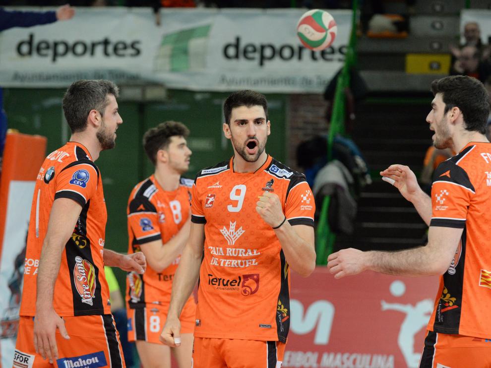 El CV Teruel celebra un tanto en un reciente partido en el pabellón turolense Los Planos.