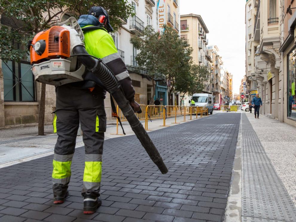 Finaliza la implantación del 'asfalto adoquinado' en la calle Espoz y Mina.