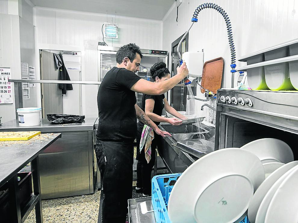 La cafetería La Torre, en el polígono de Malpica, reabrió este viernes sus puertas