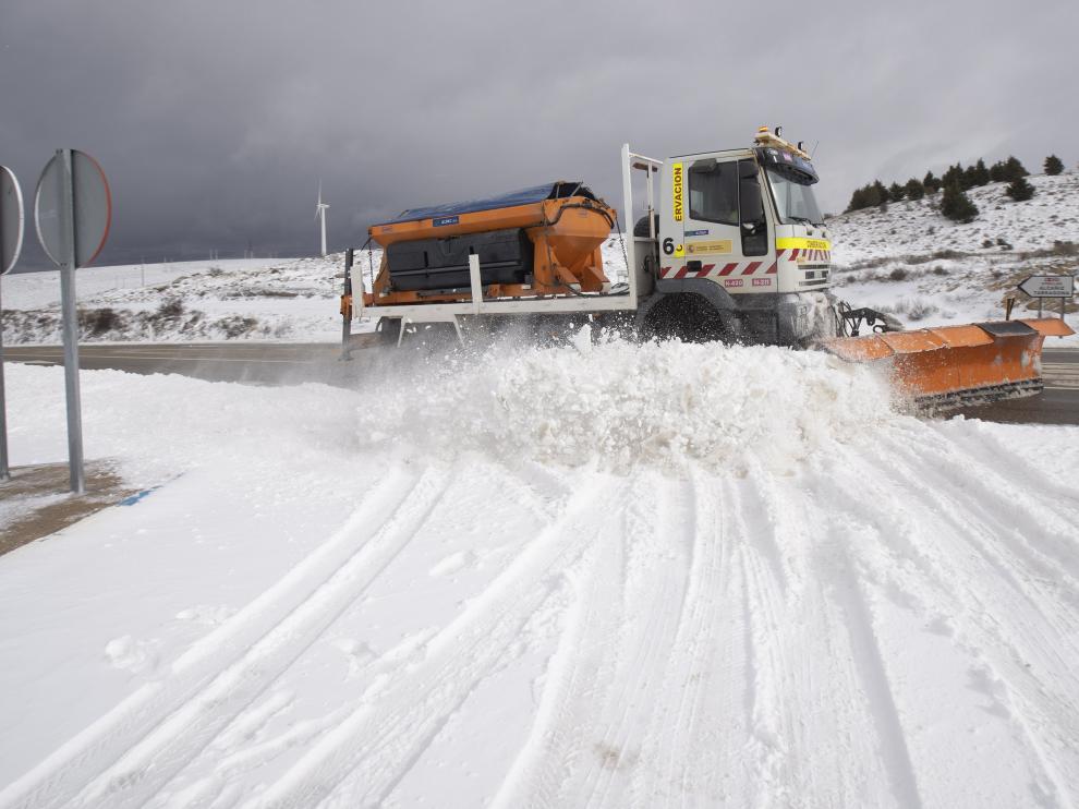 Una quitanieves limpia la N-420 entre Teruel y Alcañiz