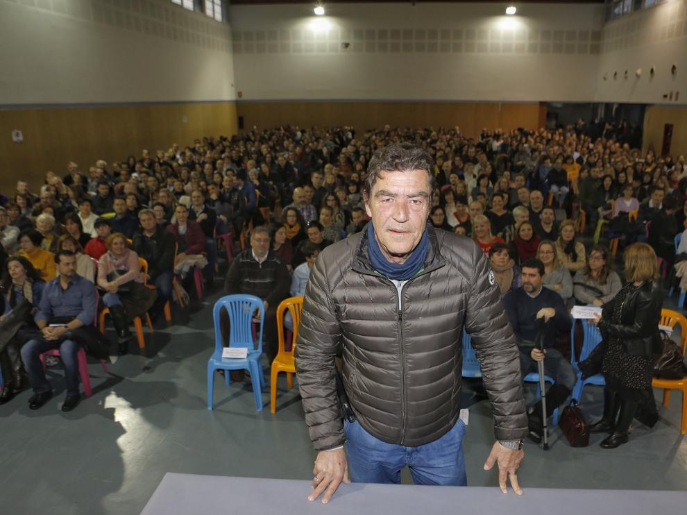 El conocido juez de menores de Granada, Emilio Calatayud, congregó ayer a cientos de personas durante una conferencia en el IES Torre de los Espejos de Utebo.