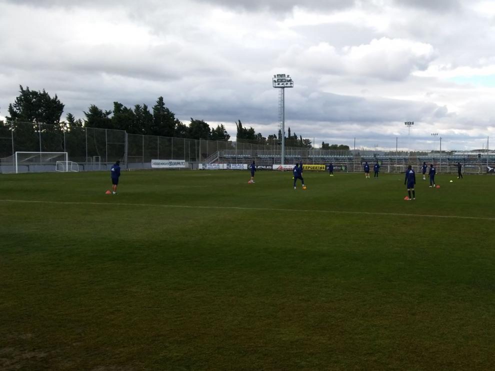 La reducida plantilla del Real Zaragoza, al inicio de la sesión preparatoria de este sábado.