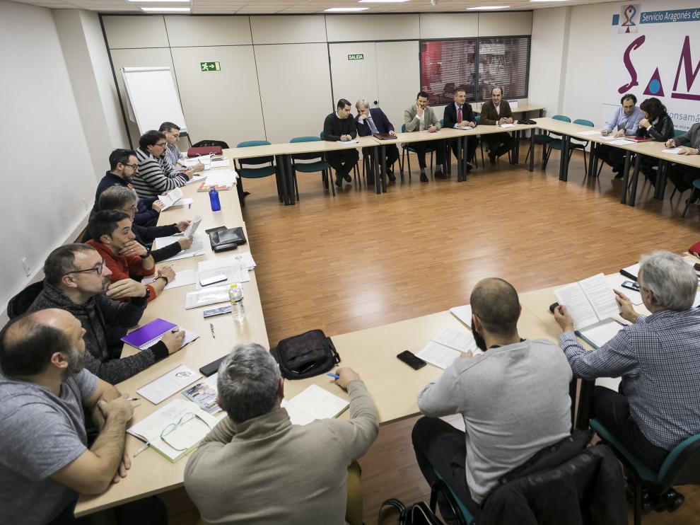 Mediadores en el SAMA con las partes implicadas en una de las huelgas planteadas en el servicio de transporte público de Zaragoza