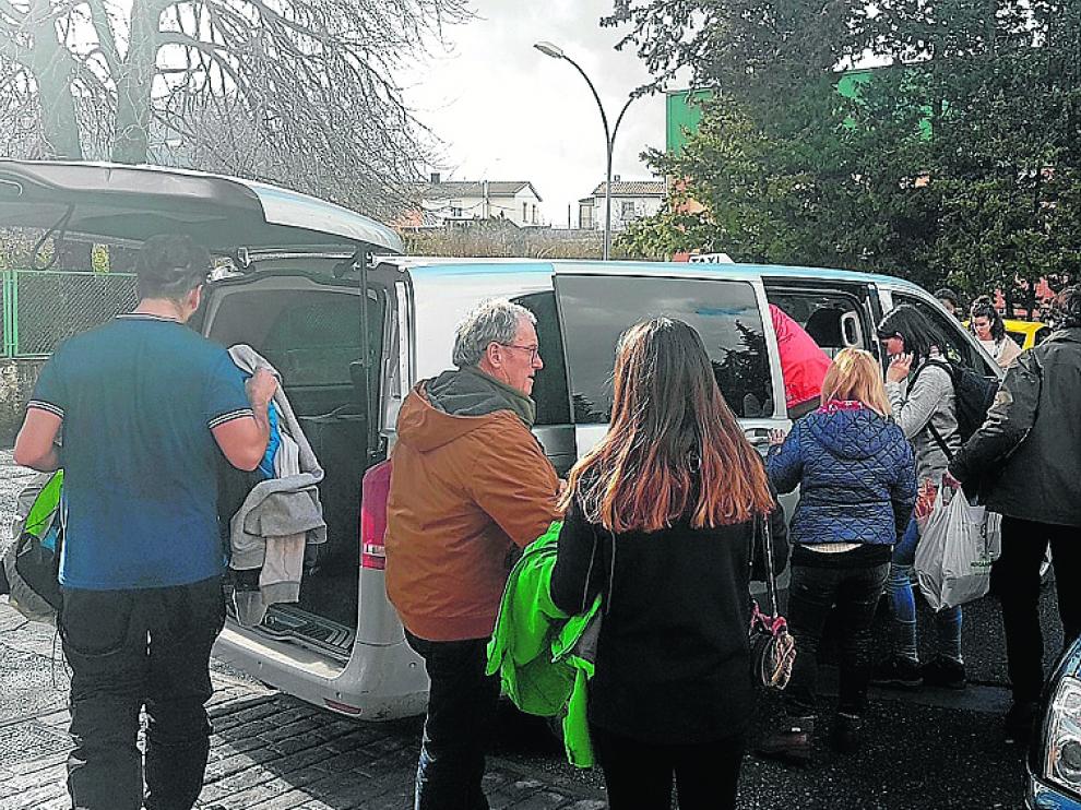 Un grupo de viajeros, tomando un taxi este viernes en la estación de Jaca