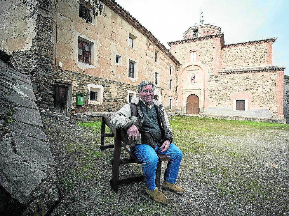 Miguel Maicas, delante de la inmensa ermita de San Mamés
