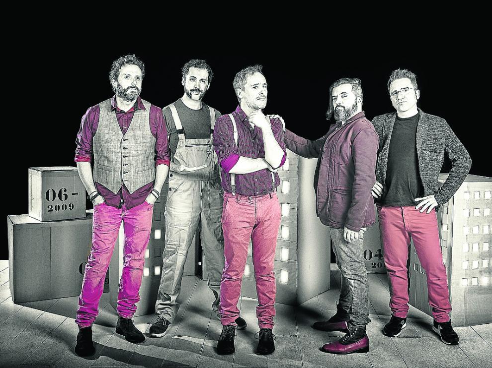 Los componentes de la banda, con Santi Balmes en medio, en una imagen promocional.