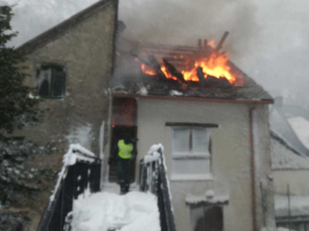 Arde una casa en el municipio de Canfranc.
