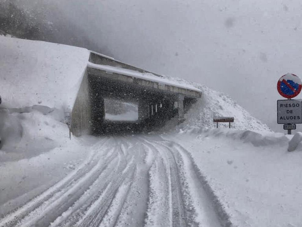 Avalancha caída este sábado en la carretera de Llanos del Hospital.