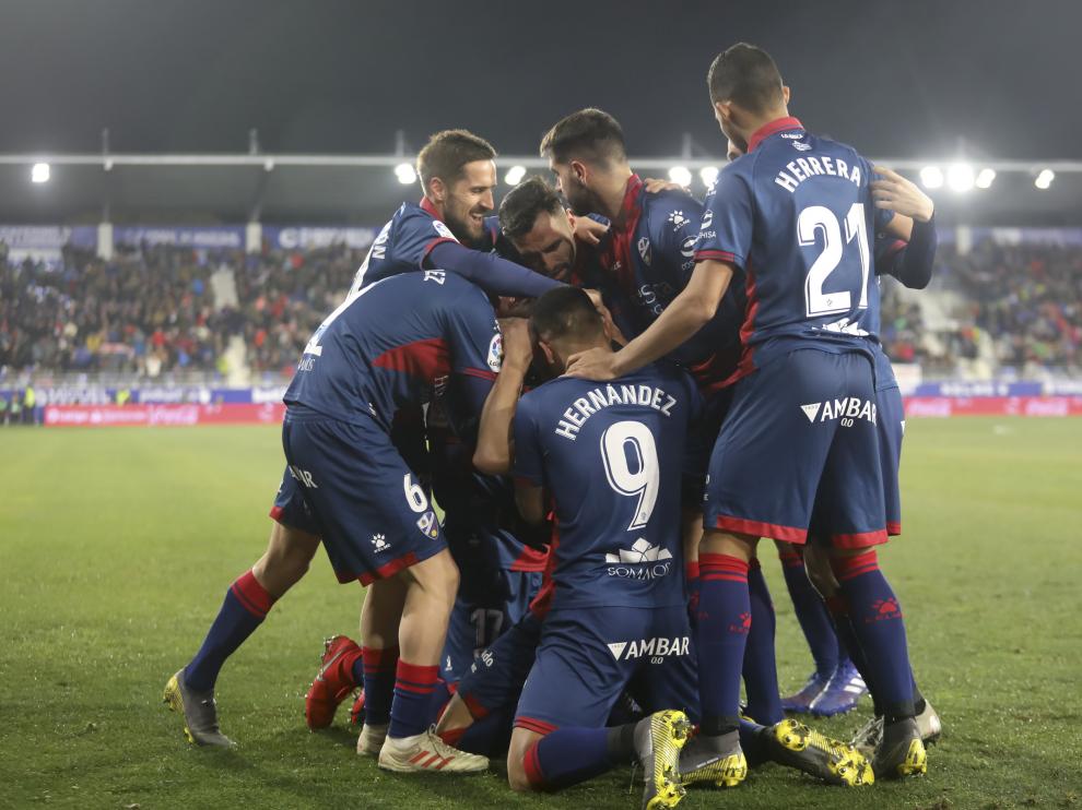 Los jugadores hacen piña para celebrar uno de los cuatro goles.