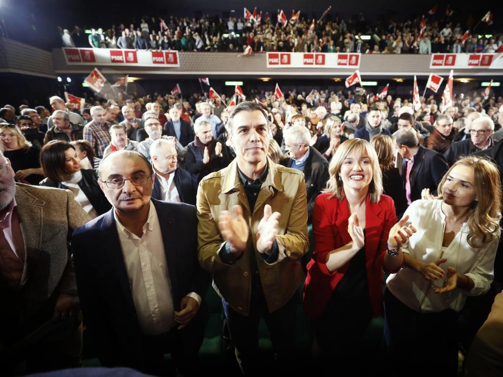 El presidente del Gobierno, Pedro Sánchez, a su llegada al mitin organizado por el PSOE-Aragón en los cines Palafox de Zaragoza.