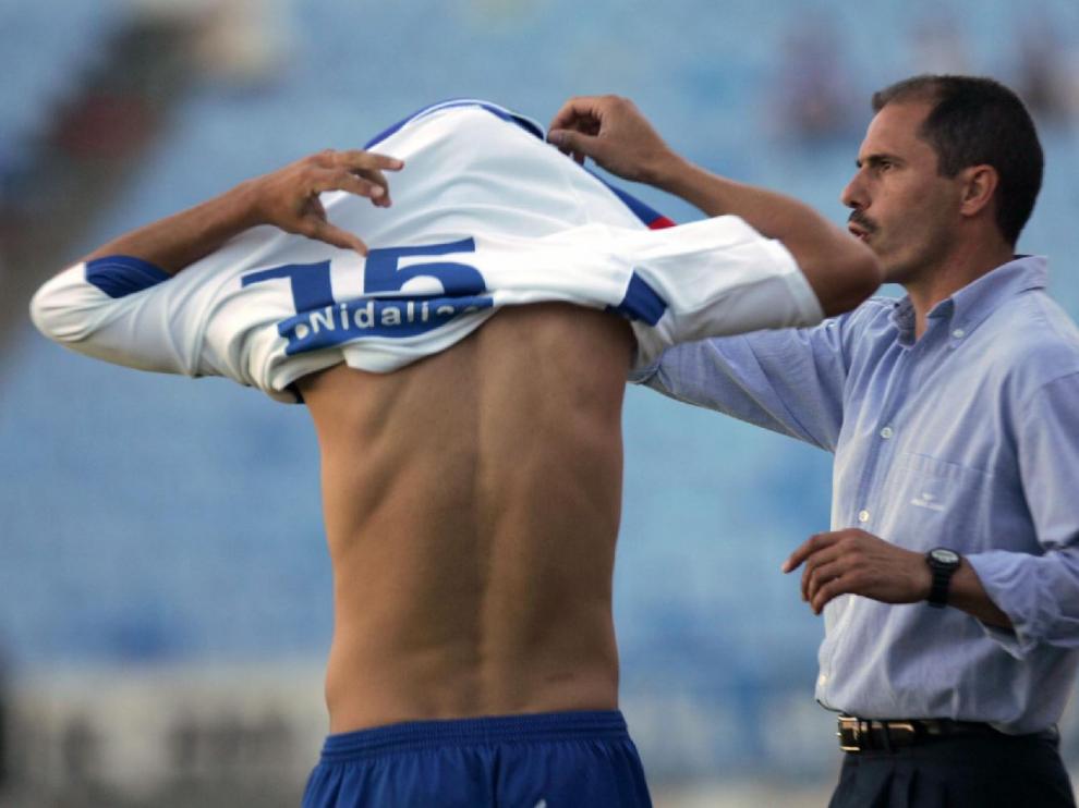 Chucho Solana, entrenador del Zaragoza B en la liga 2004-05, a punto de dar entrada a Linares en un partido en La Romareda.