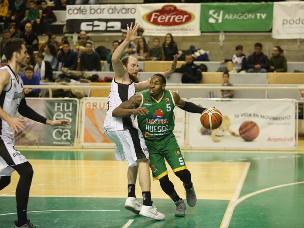 Johnson, del Levitec, trata de superar a Schreiner, del Bilbao.