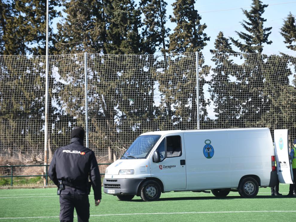 El furgón de la Hermandad de la Sangre de Cristo ha entrado al terreno de juego para llevarse el cuerpo sin vida del jugador.
