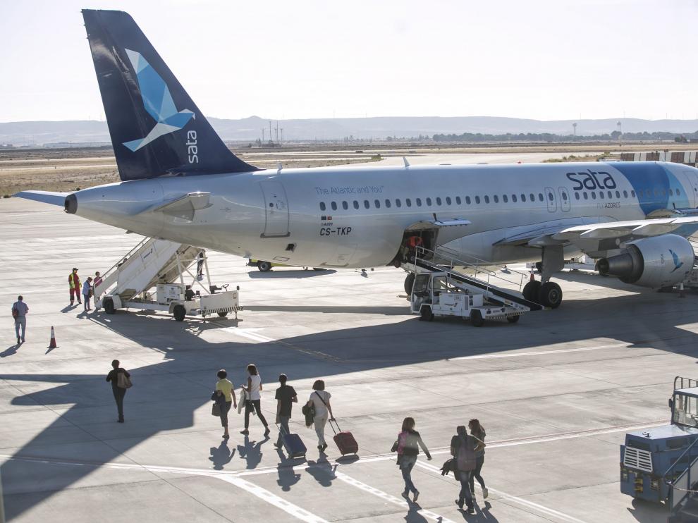 Viajeros de un vuelos chárter, en el aeropuerto de Zaragoza.