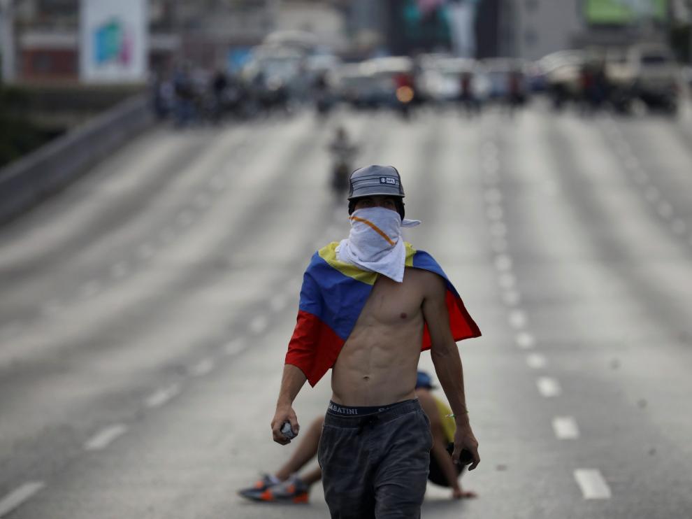 Un manifestante, este sábado, en las calles de Caracas