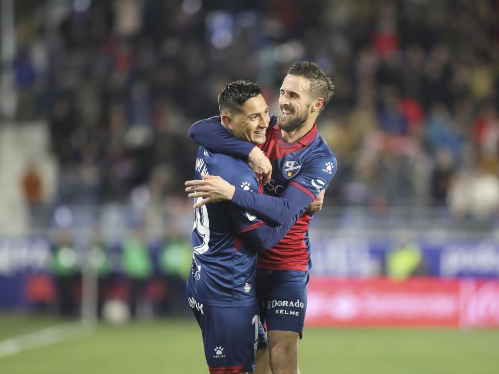 Chimy Ávila y Miramón celebran el gol del argentino ante el Valladolid.