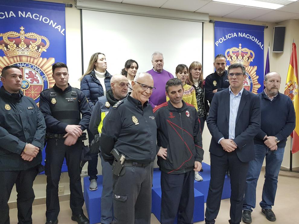 Una mujer de 47 años ha sido detenida al mediodía de este sábado por el secuestro de un bebé recién nacido del Hospital de Guadalajara, que se había producido horas antes. De izda a dcha. El comisario jefe en la provincia, José Arroyo, el padre del bebé y el subdelegado del Gobierno en Guadalajara, Ángel Canales, en primera fila. en la segunda los agentes del operativo.