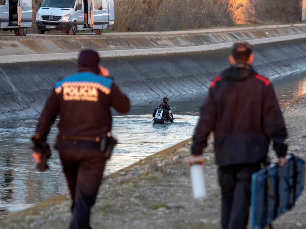 Hallan el cadáver de la profesora desaparecida en su coche, hundido en un canal.