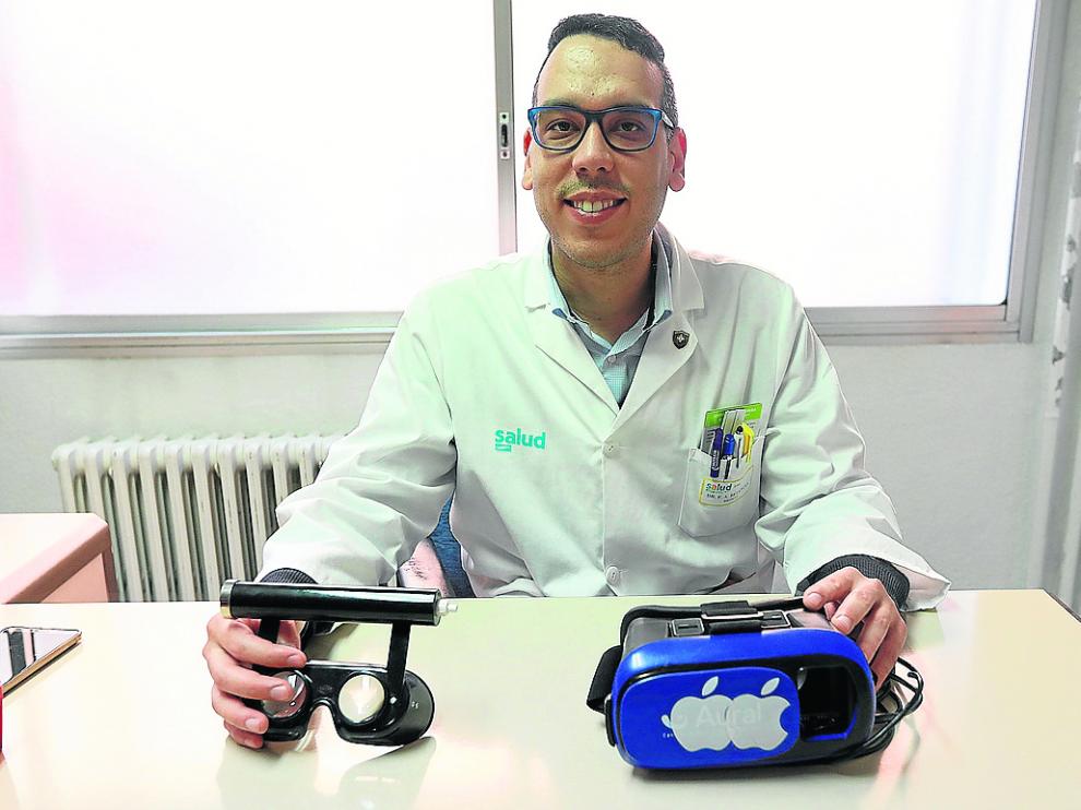 El otorrino Betances, con las gafas Frenzel -a la izquierda- y el prototipo por él diseñado.