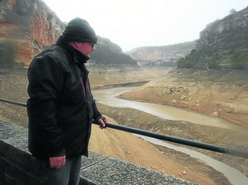 Javier Villanueva, portavoz de Ríos con Vida, contempla el lodo que baja hacia el Guadalope