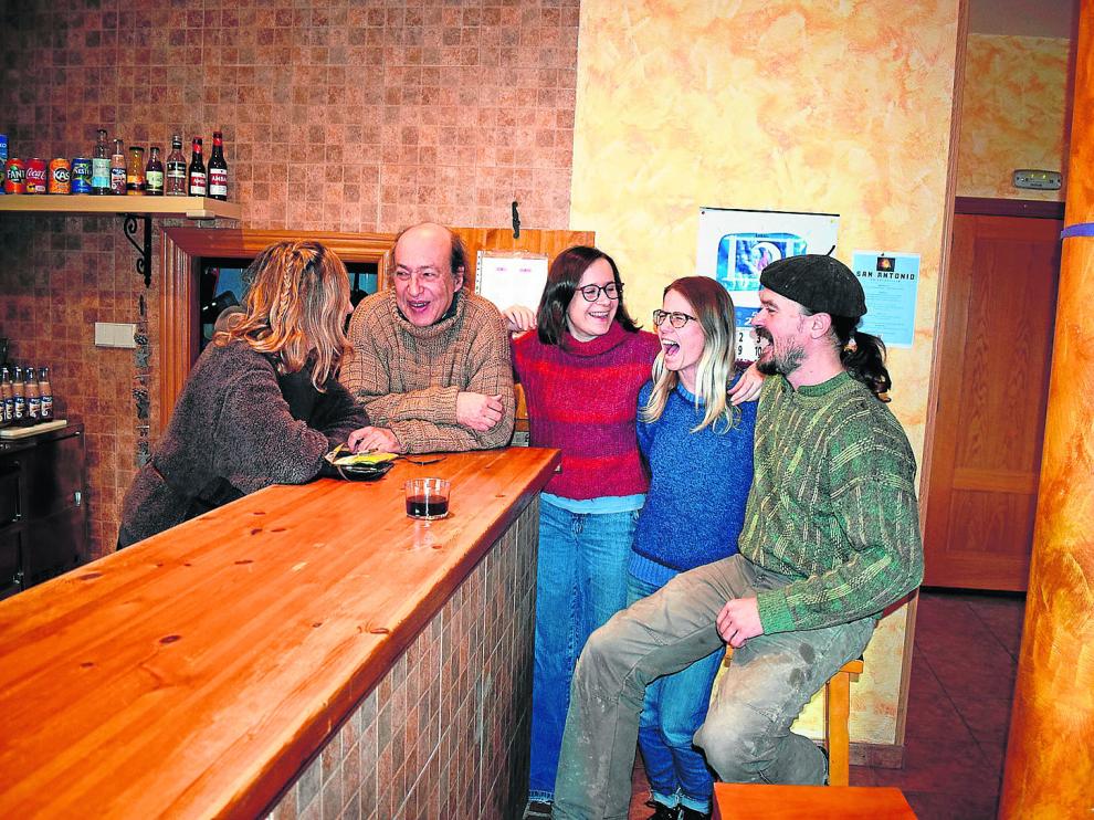 Rosa María, Víctor, María José, Gema y Jessie, en el bar de Secastilla