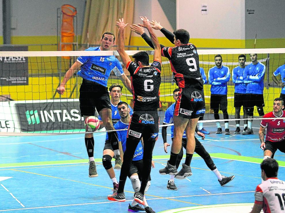 Bloqueo del CV Teruel en el partido de Superliga disputado ante el San Sadurniño