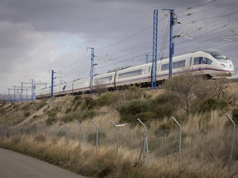 Un AVE, a su paso por un talud de Ricla afectado por madrigueras de conejos, el pasado sábado.