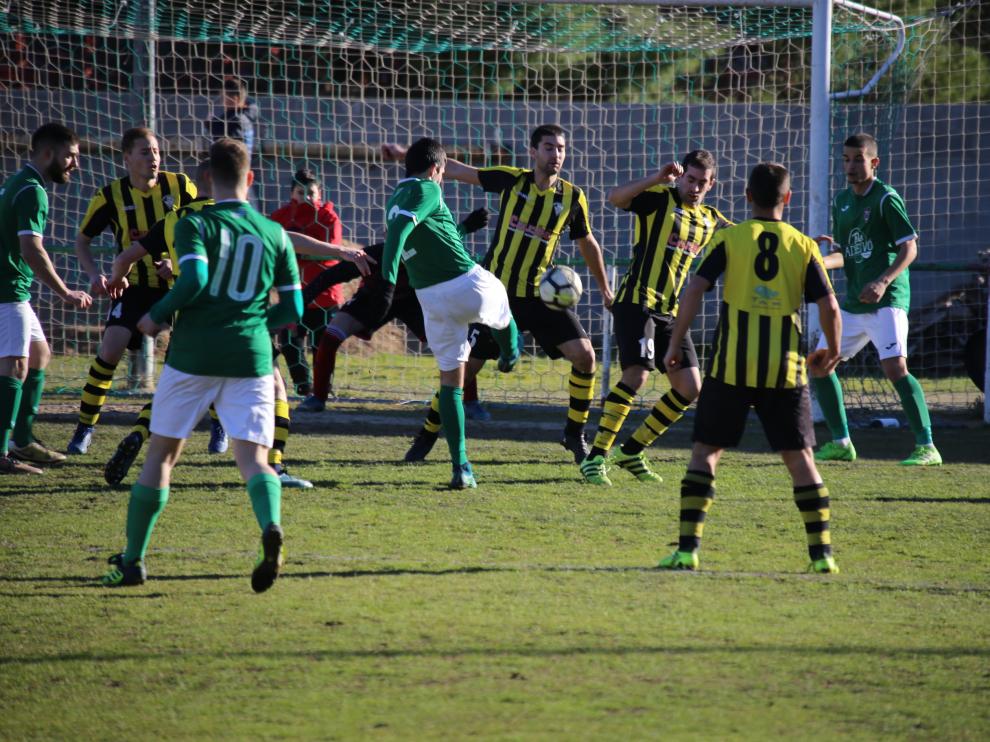 Acción de juego en el encuentro Mequinenza- Valderrobres