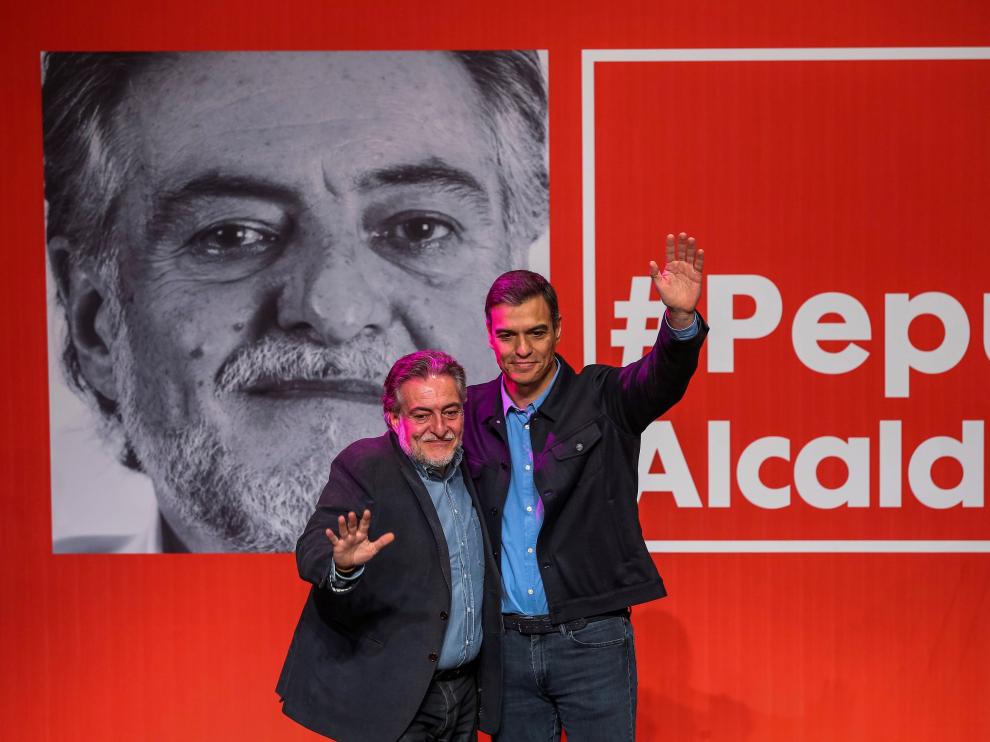El presidente del Gobierno y secretario general de los socialistas, Pedro Sánchez (d), presenta la precandidatura del exseleccionador de baloncesto Pepu Hernández (i) a las primarias del PSOE para ser el candidato a la alcaldía de Madrid, en un acto celebrado en el Teatro de La Latina.