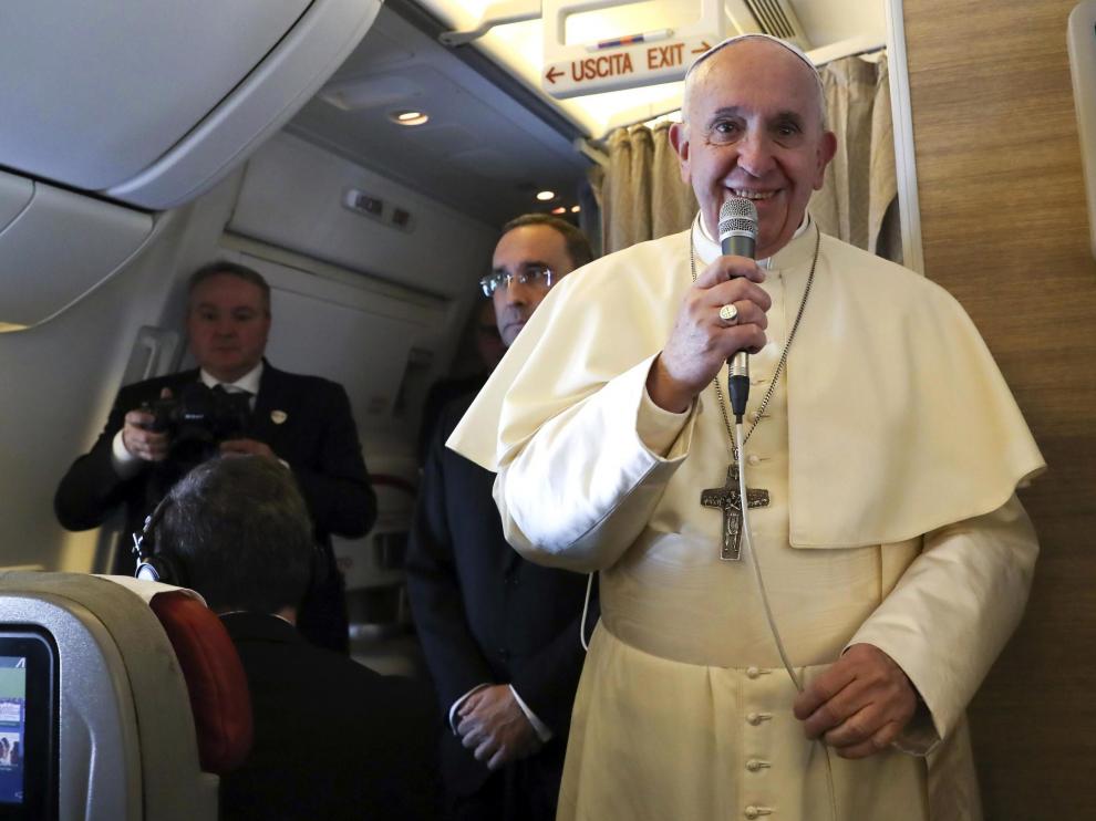 El Papa Francisco durante el vuelo que le llevaba a Abu Dabi.