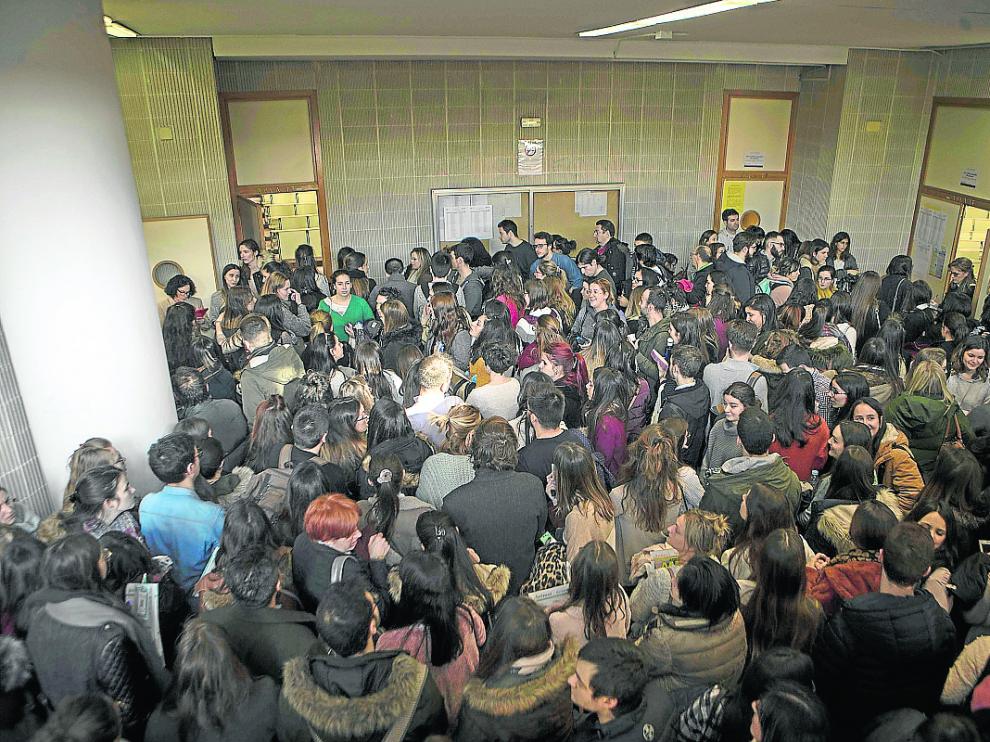 Más de 1.300 sanitarios se presentaron este sábado al examen en la Facultad de Derecho de Zaragoza