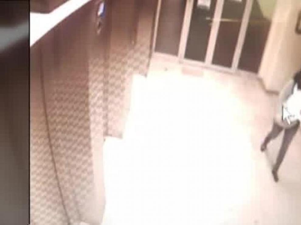 Momento captado por las cámaras de seguridad del hospital