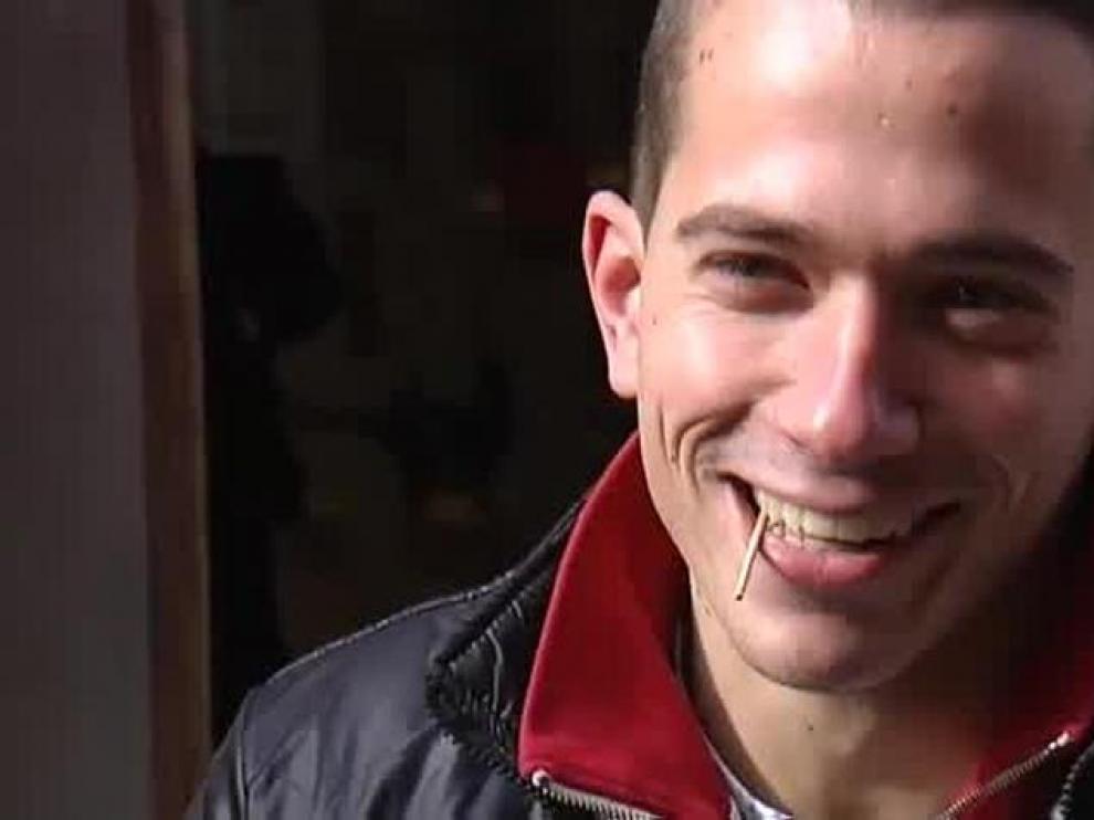 El joven leonés del palillo en la boca pierde su DNI y se ve obligado a renovarlo
