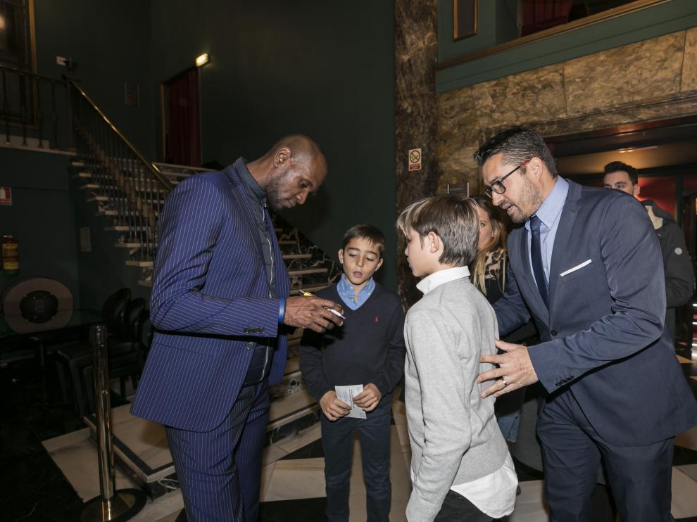 Abidal firma autógrafos en el Teatro Principal de Zaragoza.