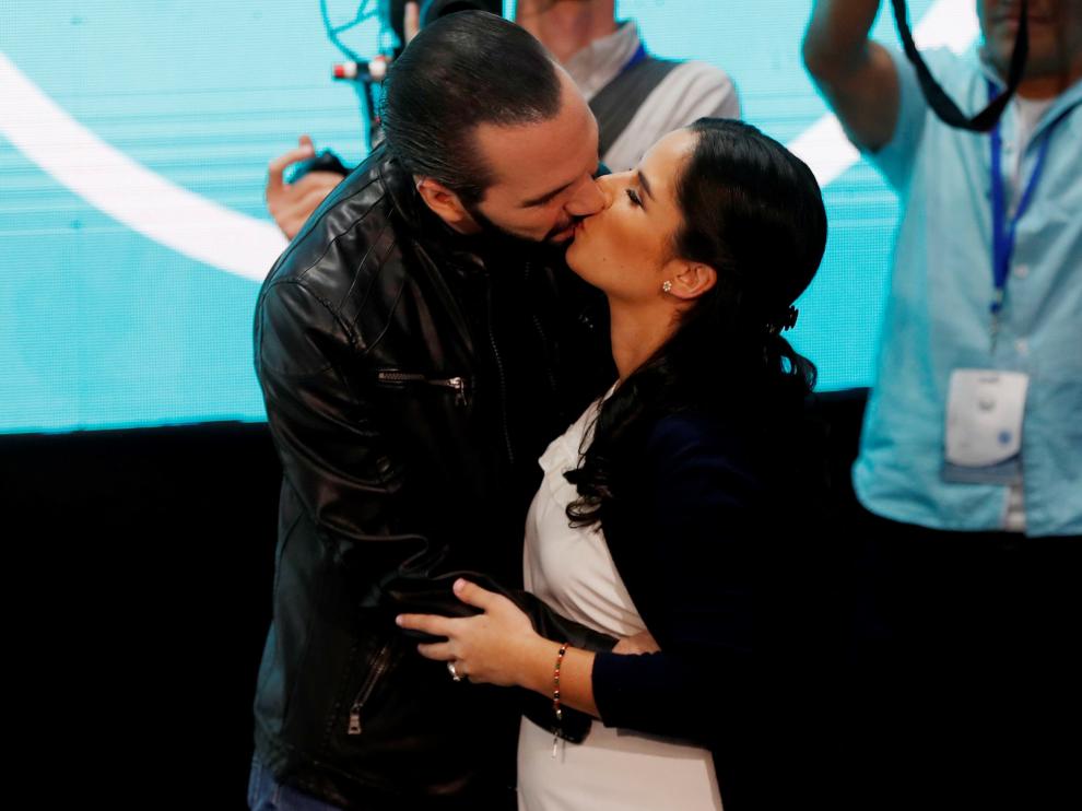 Nayib Bukele besa a su mujer tras conocer su triunfo electoral.