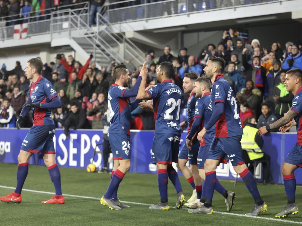 Los jugadores de la SD Huesca celebran uno de los cuatro goles al Valladolid.