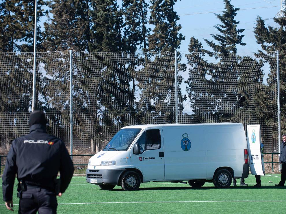 El furgón de la Hermandad de la Sangre de Cristo entró en el campo para recoger el cuerpo sin vida del futbolista.