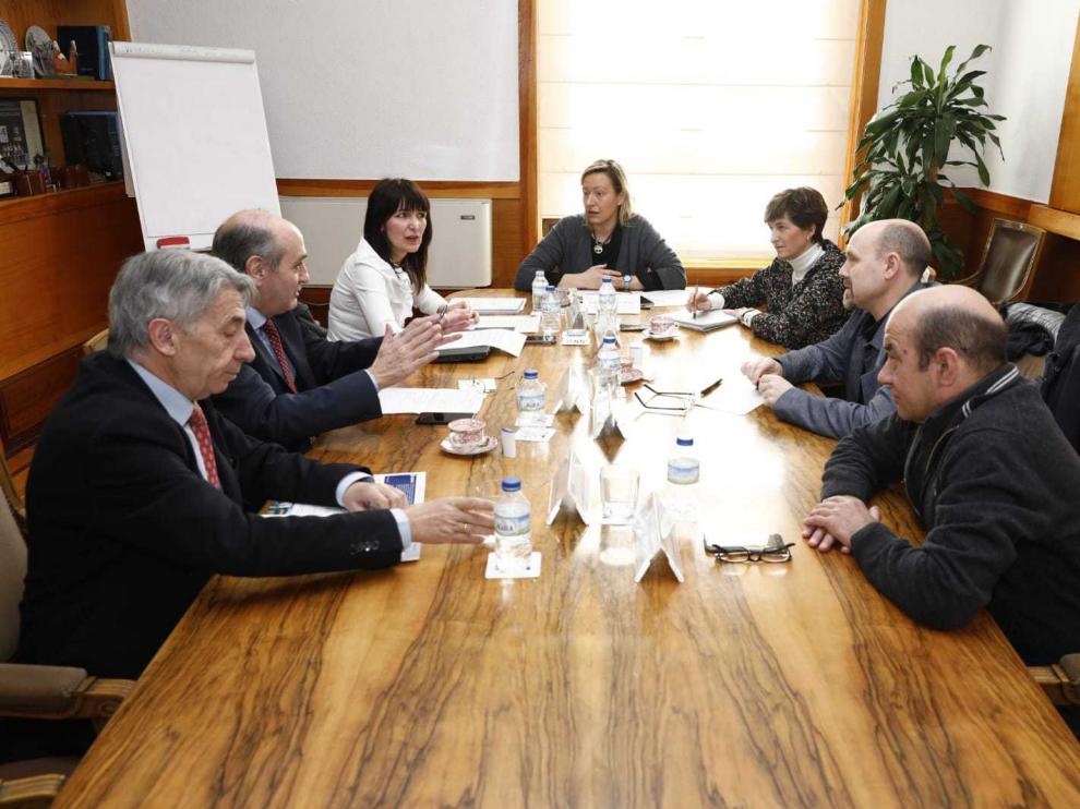 Sindicatos y empresarios se han reunido con la consejera de Economía Marta Gastón en el edificio Pignatelli.