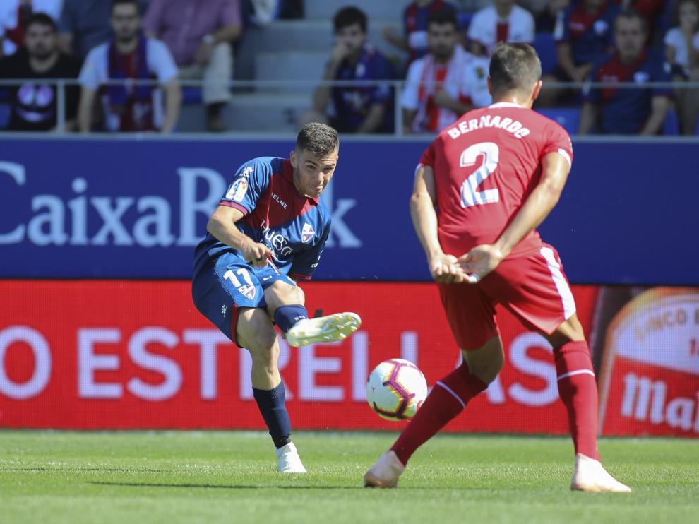 Álex Gallar golpea la pelota ante Bernardo en el Huesca-Girona de la primera vuelta.